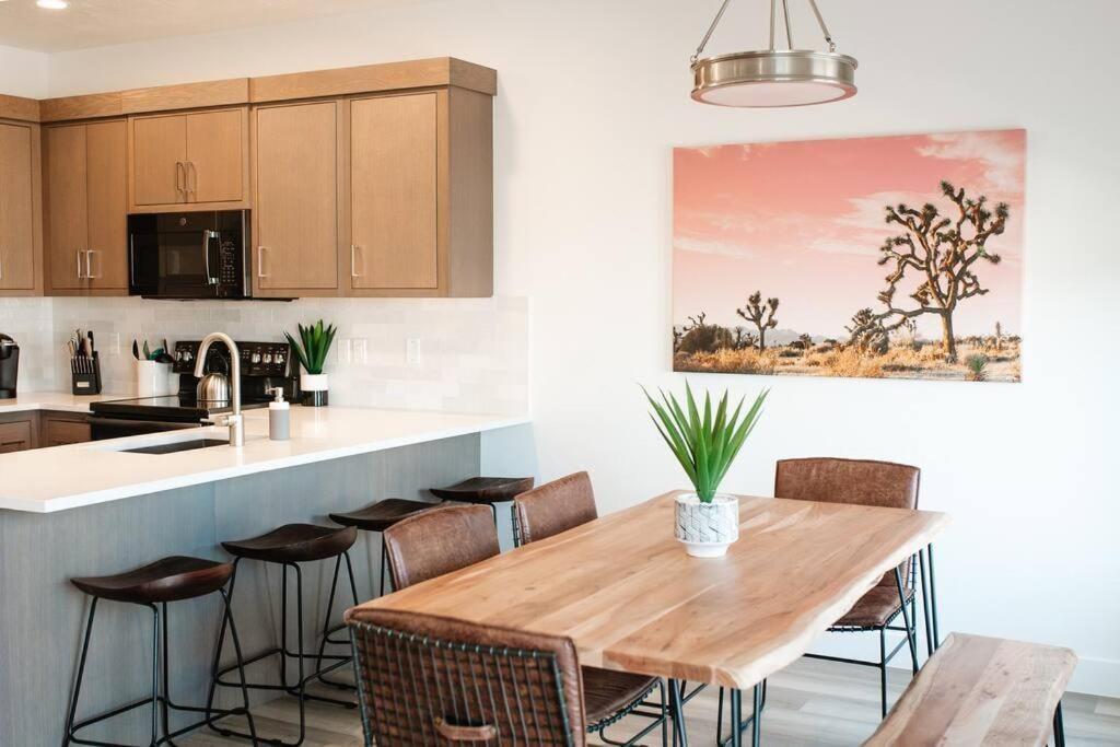 Zen Trail Retreat - New 5 Bedroom Luxury Condo Σεντ Τζορτζ Εξωτερικό φωτογραφία